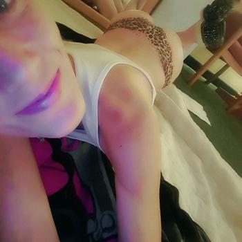 , 24  female escort, Kelowna